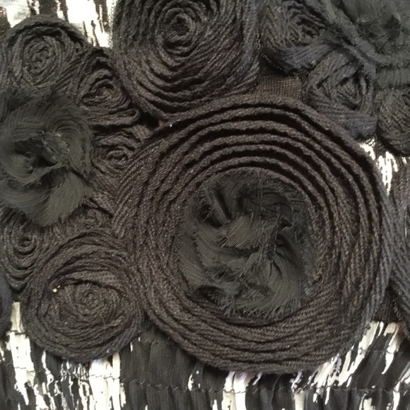 ECI top with black applicated  flowers on neckline - Picture 5 of 8